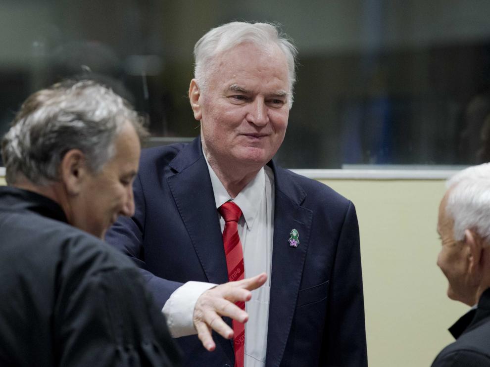 Mladic saluda a sus abogados a su llegada a la sesión del Tribunal Penal Internacional que le ha condenado a cadena perpetua, este miércoles 22 de noviembre.
