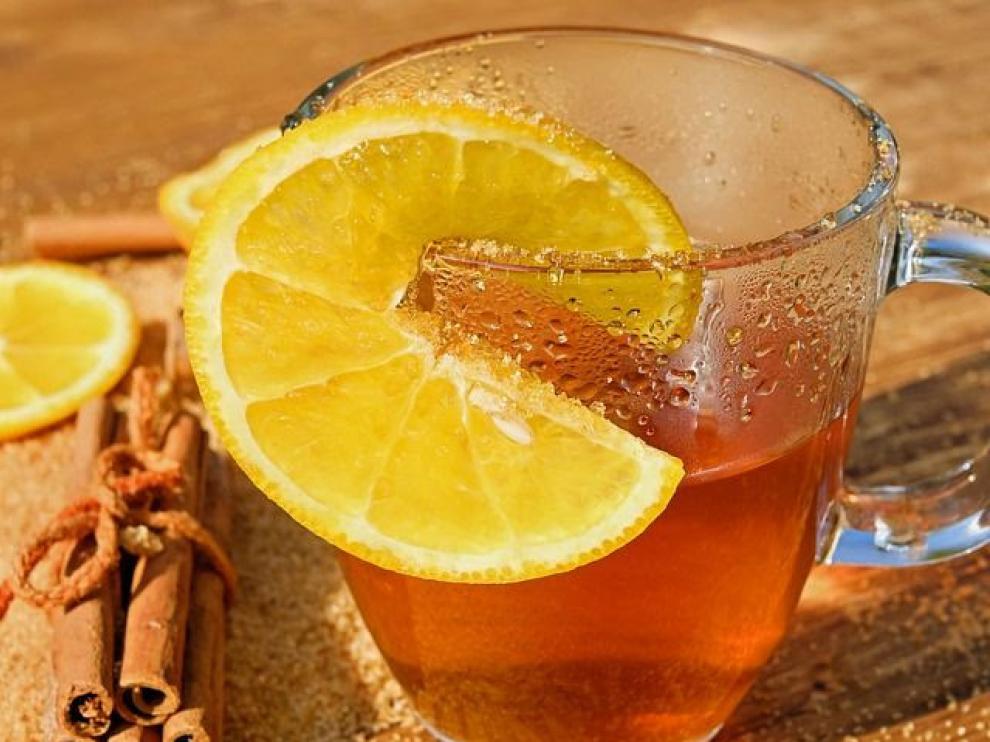 Té con limón y canela.