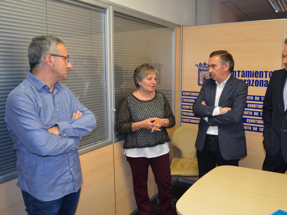 De izquierda a derecha, Isidro Sánchez (encargado Semen Cardona), Mª Ángeles Rial (gerente Semen Cardona), Luis María Beamonte (alcalde de Tarazona) y Luis José Arrechea (teniente de alcalde de Tarazona).