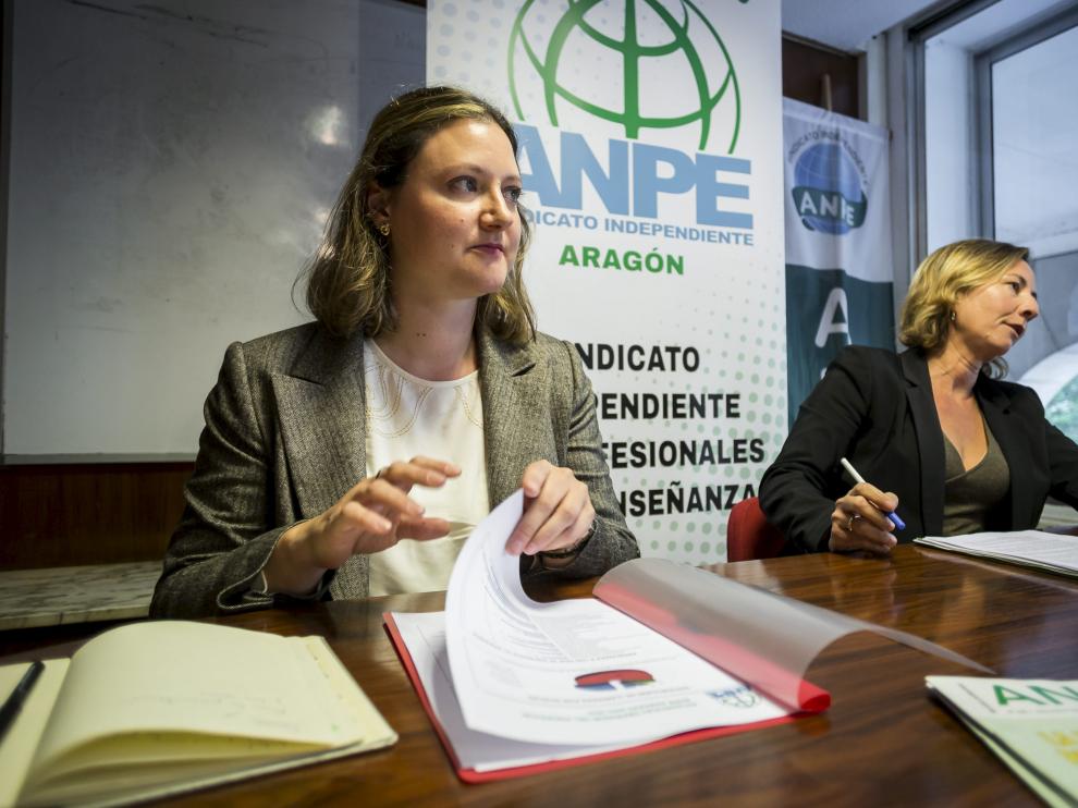 Marta Garrido, presidenta de Anpe-Zaragoza, y Teresa Hernández, Defensora del Profesor de este sindicato de docentes.