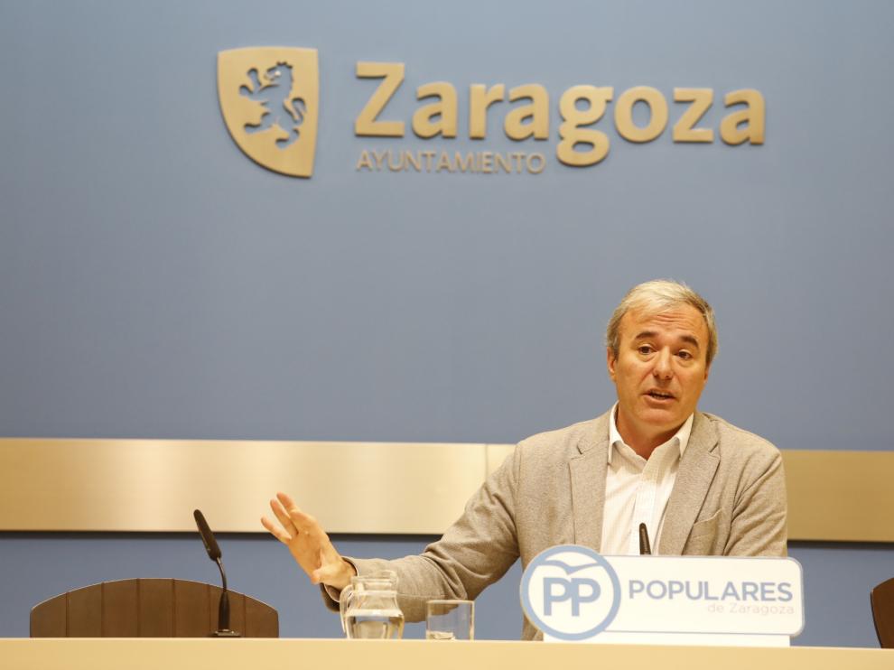 El portavoz del PP, Jorge Azcón, este jueves en el Ayuntamiento de Zaragoza.