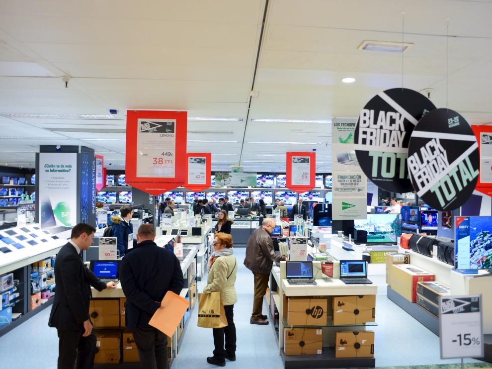 Las secciones de tecnología, como la del Corte Inglés, registraron una buena afluencia.