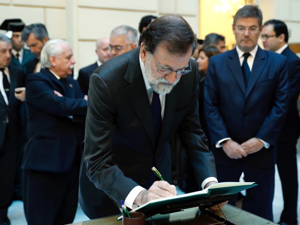 El presidente del gobierno Mariano Rajoy, firma el libro de condolencias en la capilla ardiente del fiscal general del Estado, José Manuel Maza.