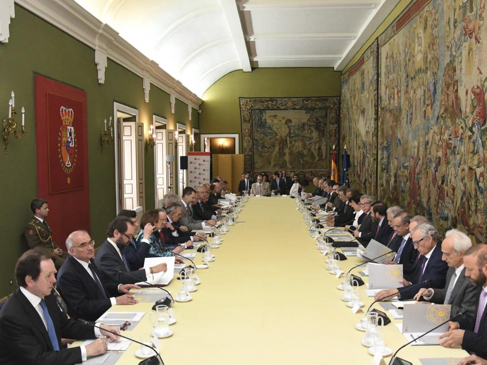 Reunión del comité científico del Real Instituto Elcano presidida por el Rey.