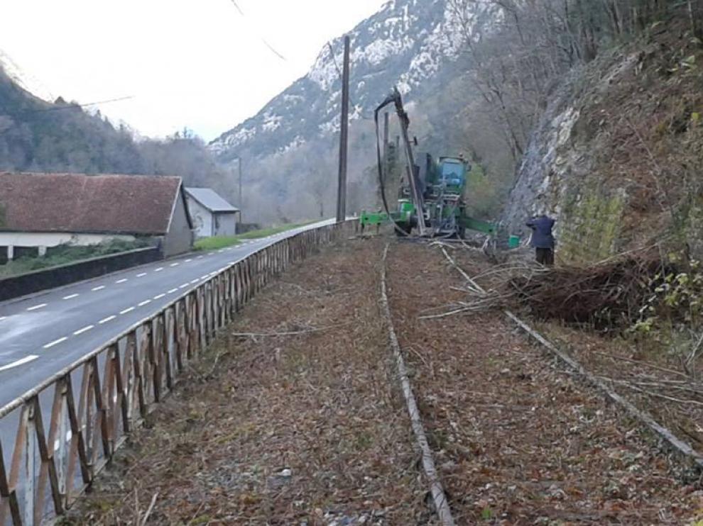 Aquitania limpia las vías de Bedous a Canfranc para empezar los estudios del tren