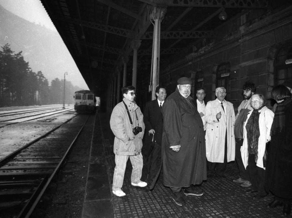 Berling, con gorra y abrigo negro, en la estación de Canfranc en marzo de 1995.