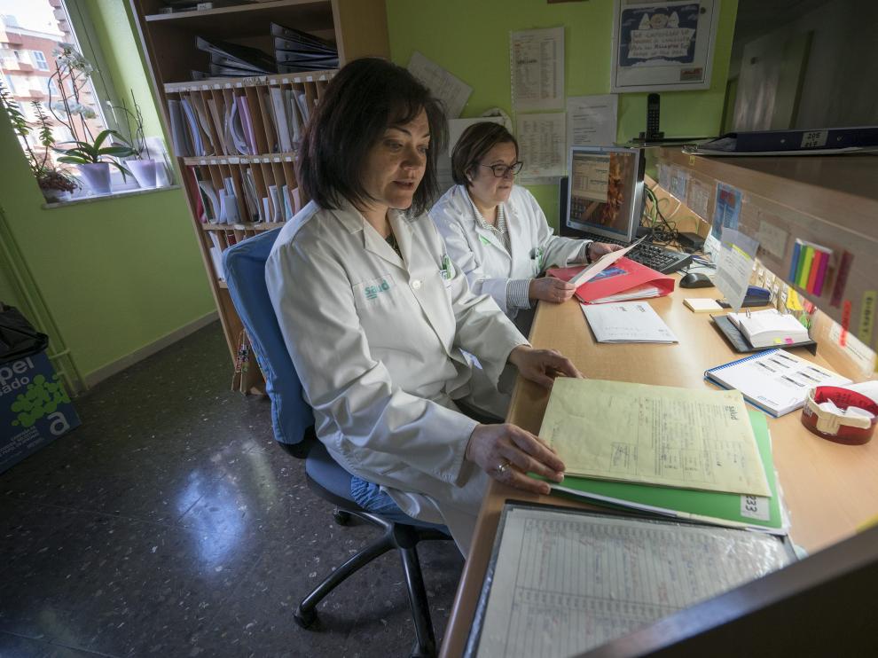 Rosa Ramo, delegada de Satse en el Obispo Polanco, y Alicia Lázaro, secretaria provincial del sindicato, en el hospital turolense