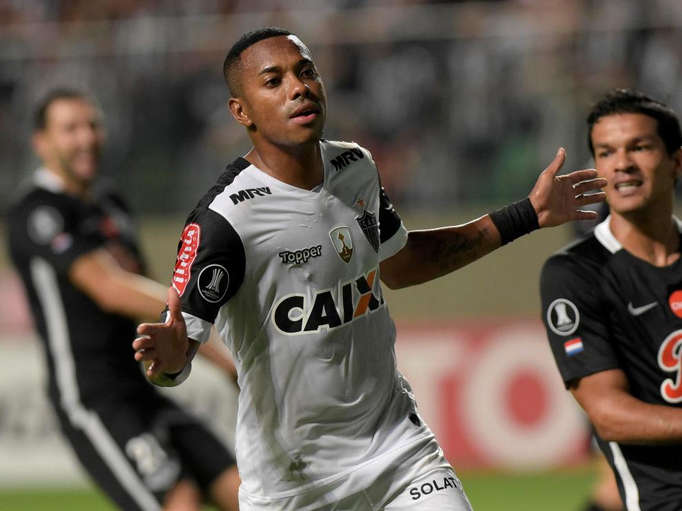 Robinho disputanto un partido de la Copa Libertadores.