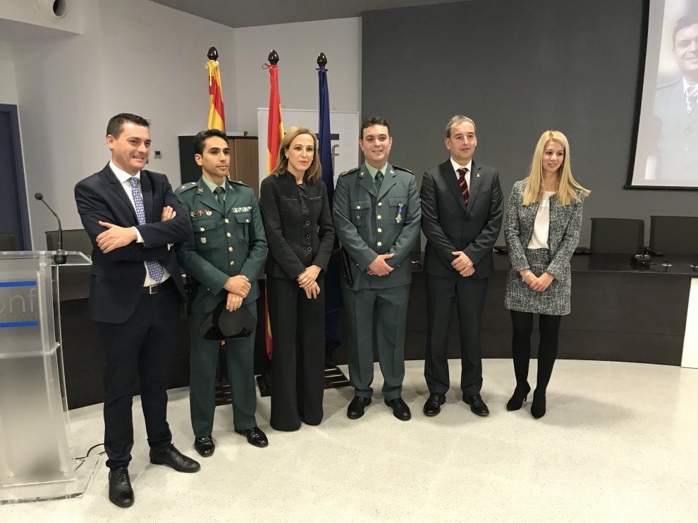 De izquierda a derecha: Fernando Sabes, alcalde de San Esteban; Pedro Manuel Fernández, comandante de la Guardia Civil; María Teresa Lacruz, subdelegada Gobierno de Huesca; Jesús Alcantara, sargento primero de la Guardia Civil de Binéfar; Alfonso Adán, alcalde de Binéfar; y Tania Solans, alcaldesa de Esplús.