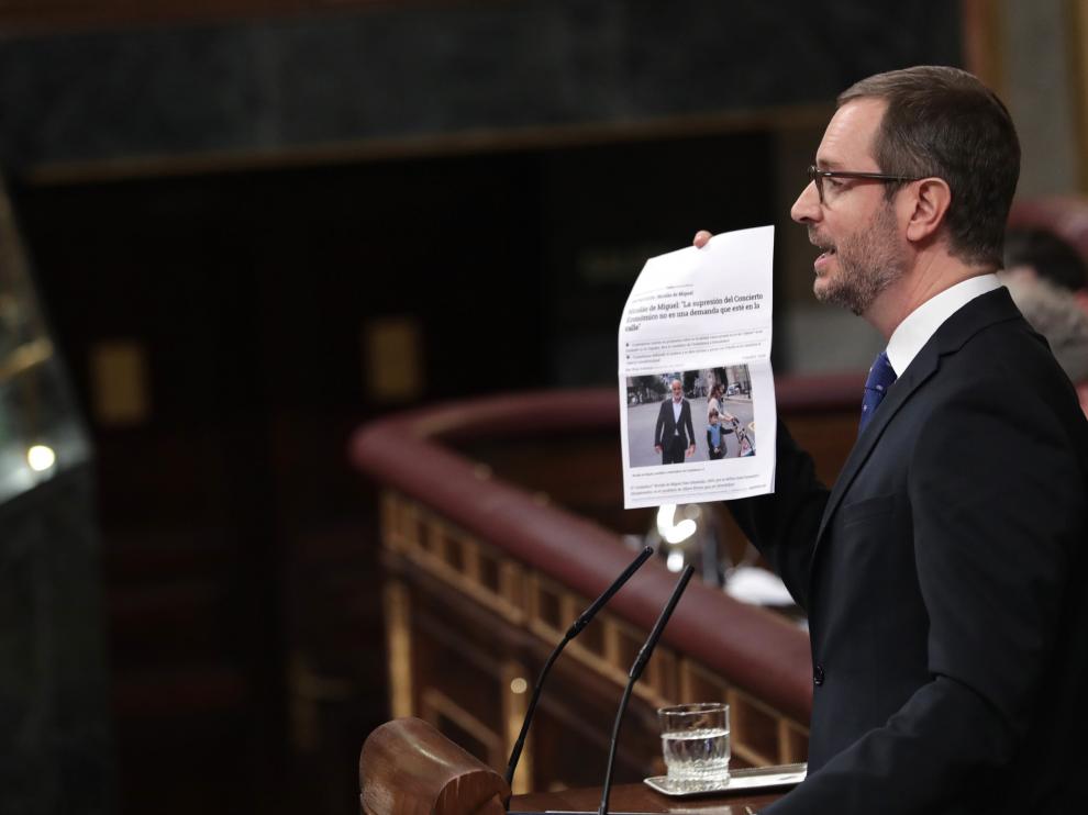 El diputado del PP Javier Maroto, durante su intervención en el pleno del Congreso que hoy aprueba la reforma del Concierto Económico con el País Vasco y el nuevo cupo vasco.