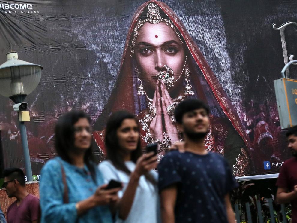 Varios viandantes junto a un cartel de 'Padmavati'