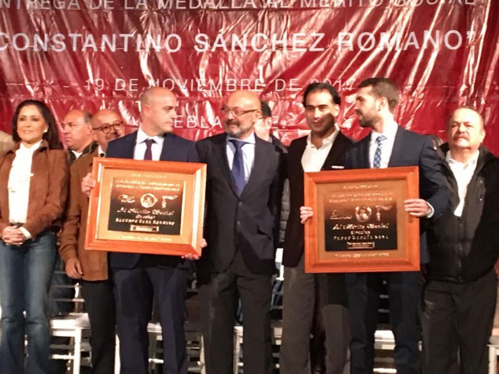 Representantes de Grupo Sesé y de su Fundación recibiendo el reconomiento por su colaboración humanitaria