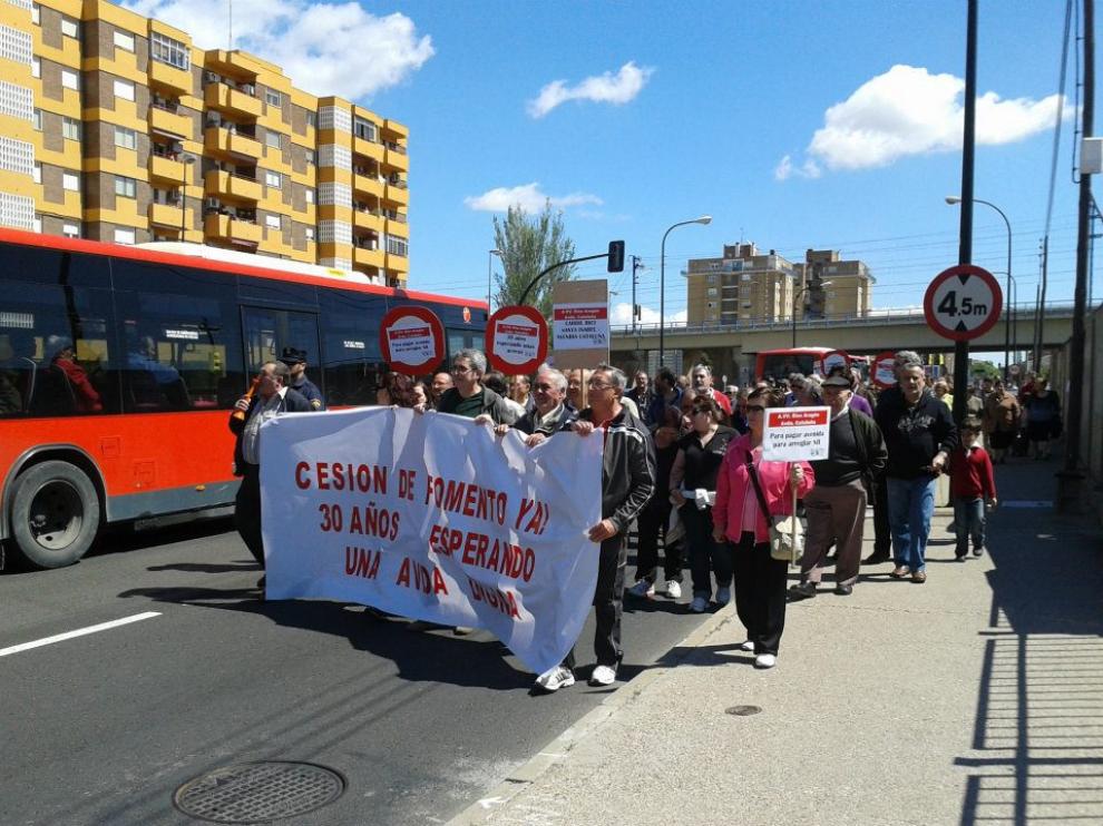 Una de las manifestaciones de los vecinos de la avenida Cataluña reclamando la reforma de la vía