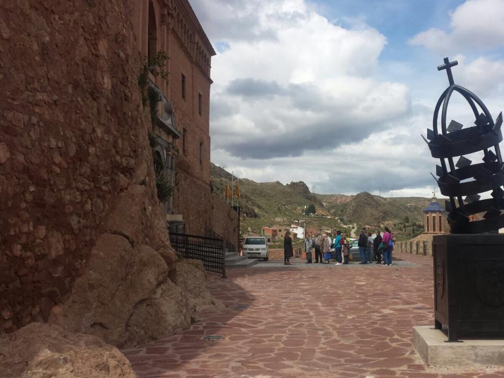 Un grupo realiza una visita guiada por la localidad Illueca.