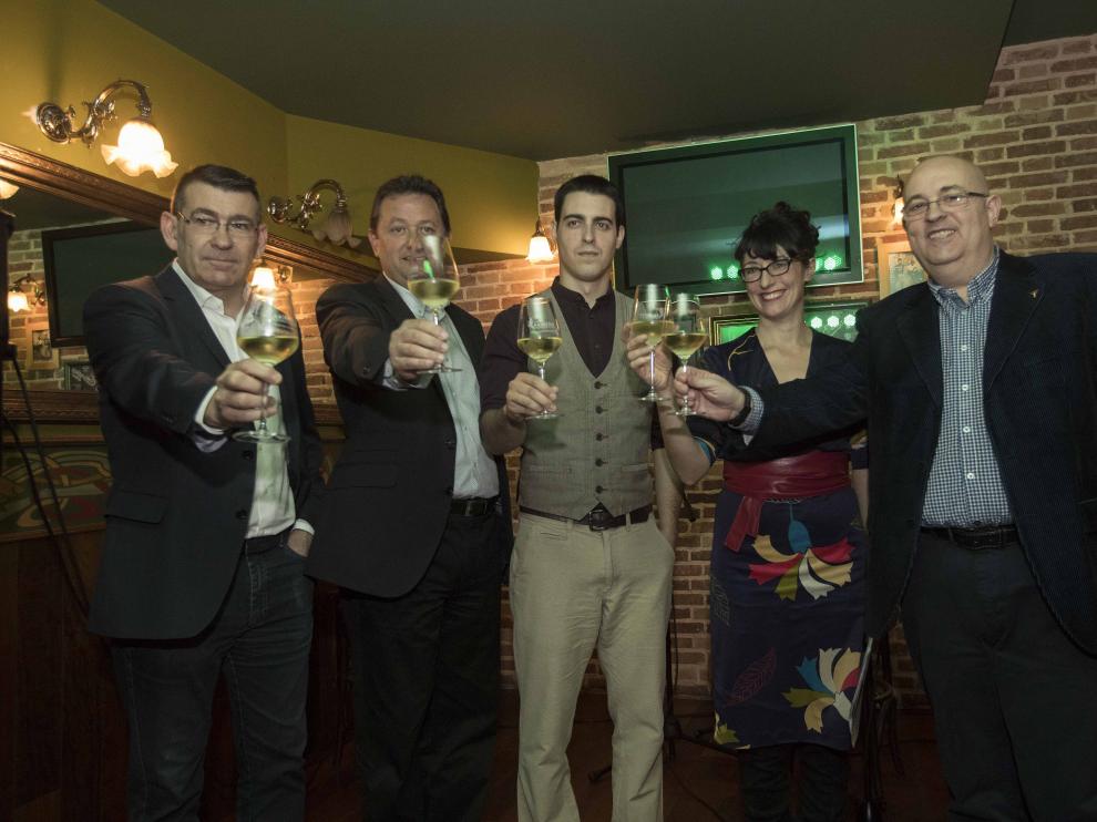 Claudio Herrero, Ignacio Casamitjana, Celino Gracia, Lucía Camón y José Luis Campos, brindando en el Café Dublín.