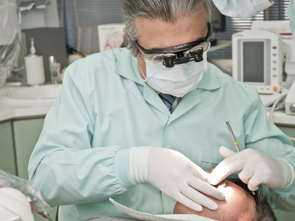 Los dentistas denuncian la falta de validez de los estudios de las cadenas dentales.