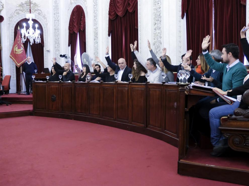 Imagen del pleno en el que se ha aprobado el cambio de nombre de la avenida Ramón de Carranza de Cádiz.