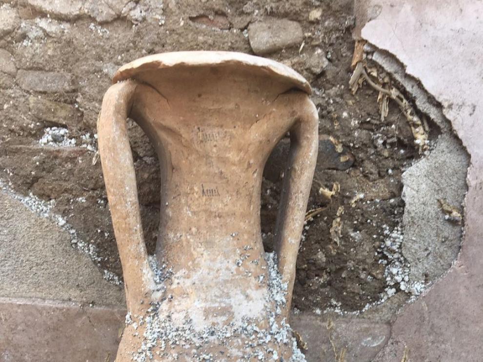 Una de las ánforas encontradas.