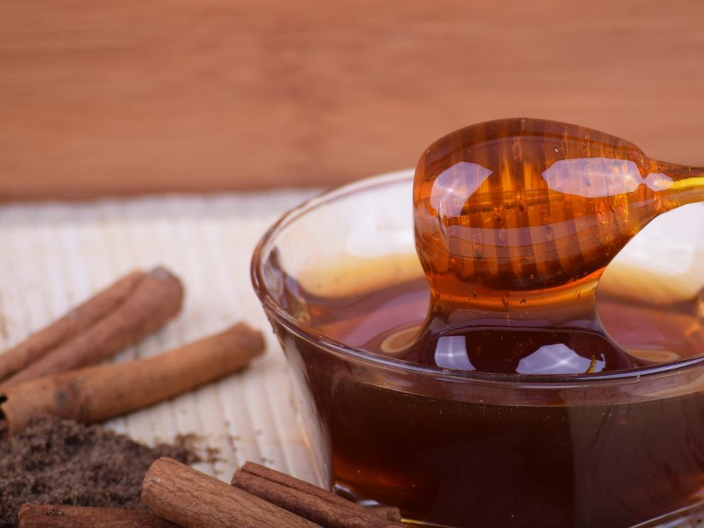 La miel contiene bajos niveles de humedad y de acidez, por eso es difícil que los microorganismos puedan sobrevivir en ese ambiente.
