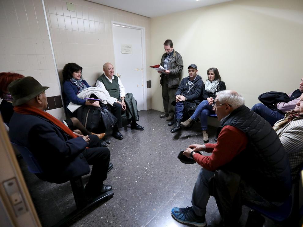 La sala de espera de Urología, en la foto, se queda pequeña para el número de pacientes citados