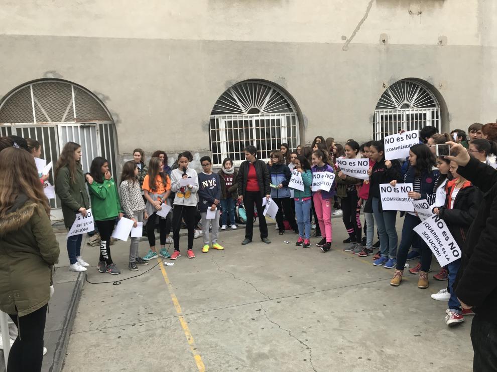 Los alumnos portaron pancartas y leyeron mensajes sobre la igualdad.