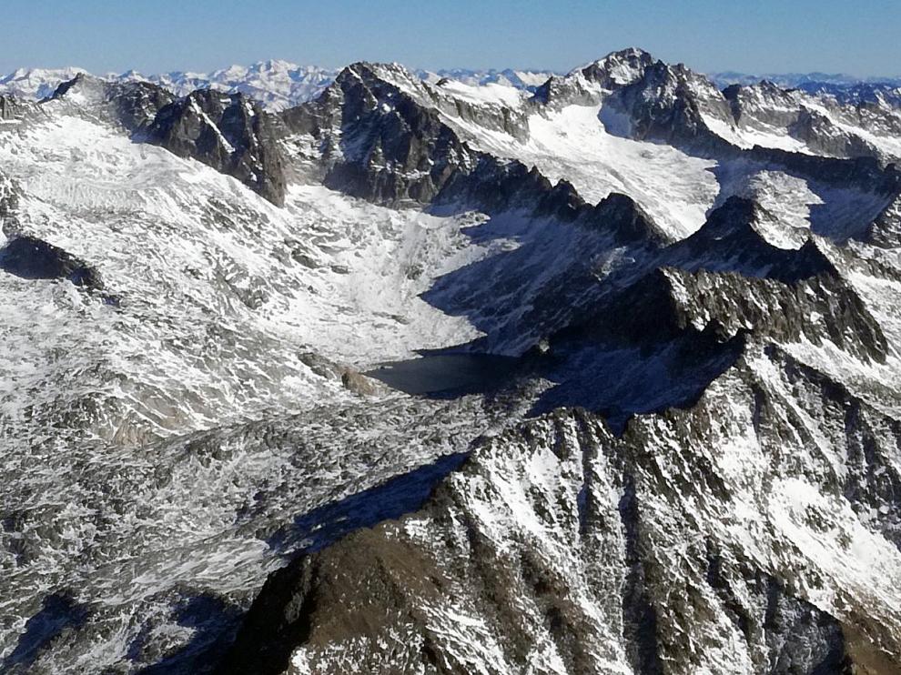 Las pendientes con nieve dura y rocas que sobresalen son muy peligrosas en una caída.