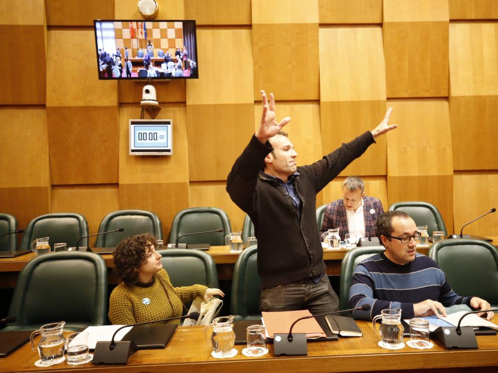 Los concejales de ZEC Arantza Gracia, Pablo Muñoz, Alberto Cubero y Fernando Rivarés (detrás), antes de iniciarse el pleno de este viernes.