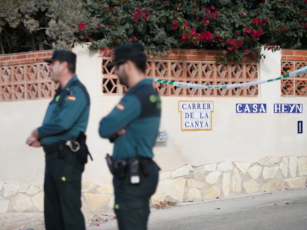 Unos agentes en la casa donde se ha producido el crimen