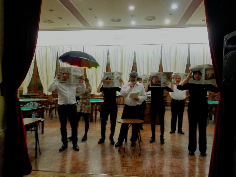 Uno de los grupos de teatro durante la representación en el Casino.