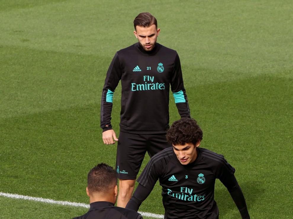 Vallejo presiona a Casemiro durante un entrenamiento.