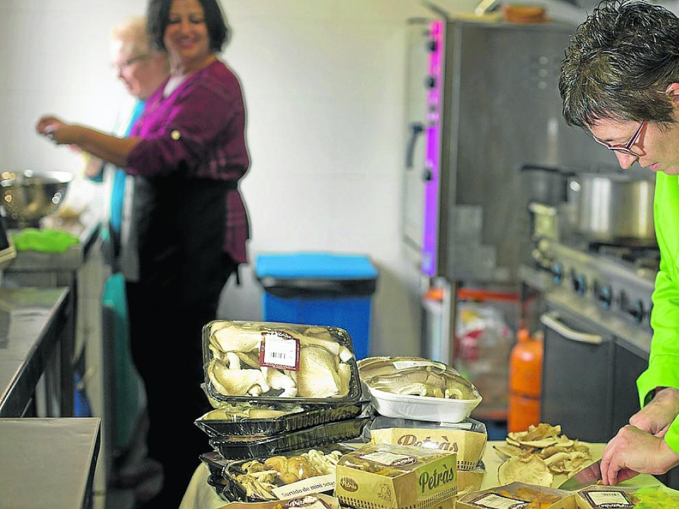 Carmen Pablo prepara las setas en su cocina, en los preparativos de la jornada micológica.