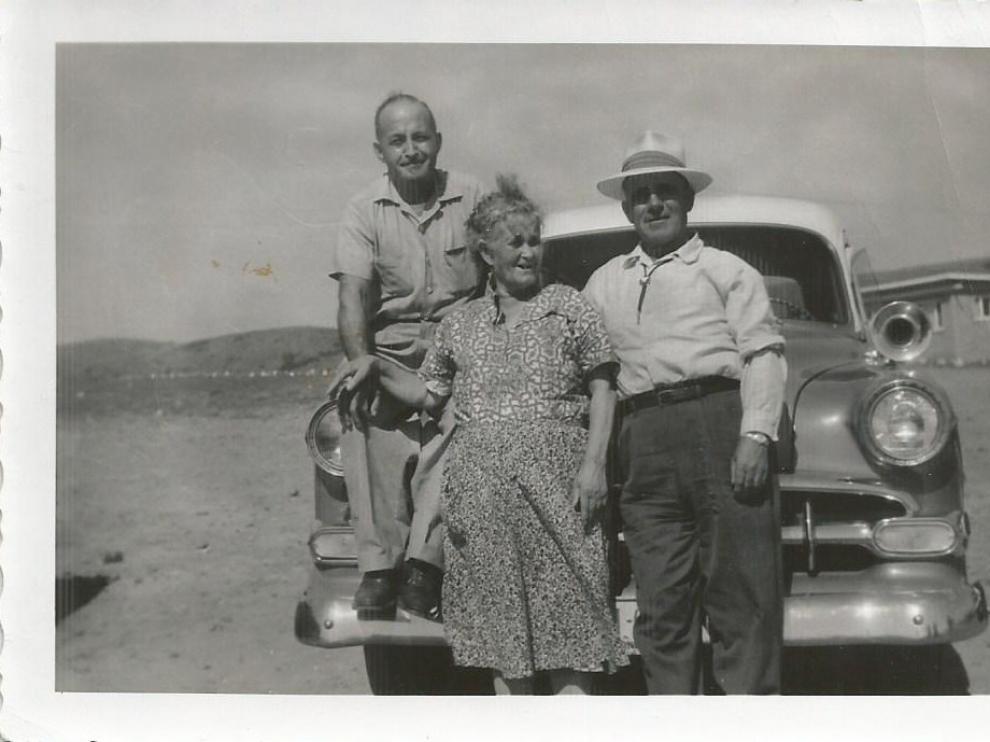 Julio Yagües, Josefa Jarque y Domingo Yagües, de Javaloyas, posan con su coche en Idaho.