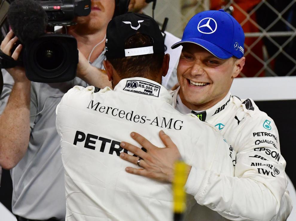 Hamilton felicita a Bottas