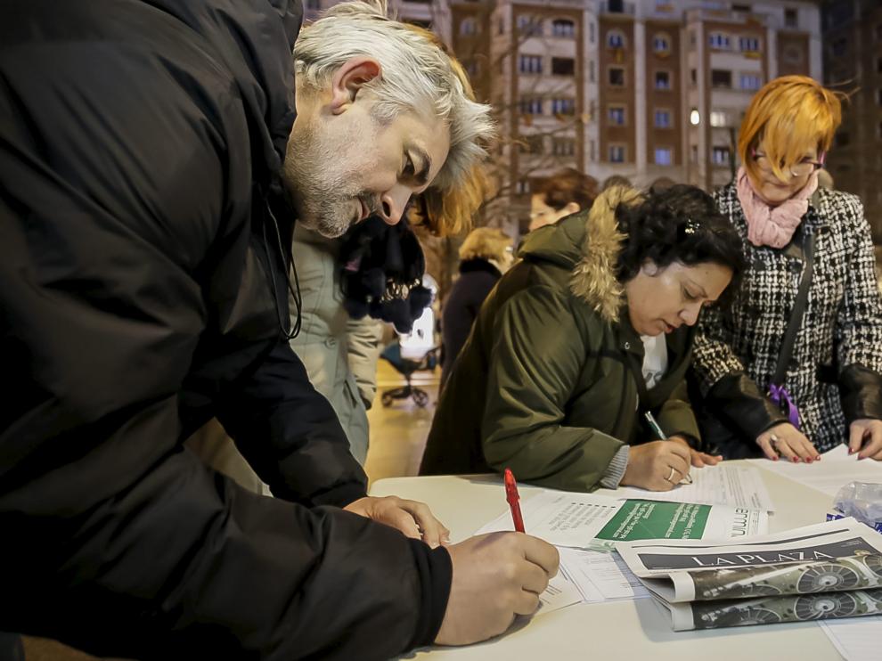 Mesas informativas y de recogida de recursos en el paseo de la Independencia