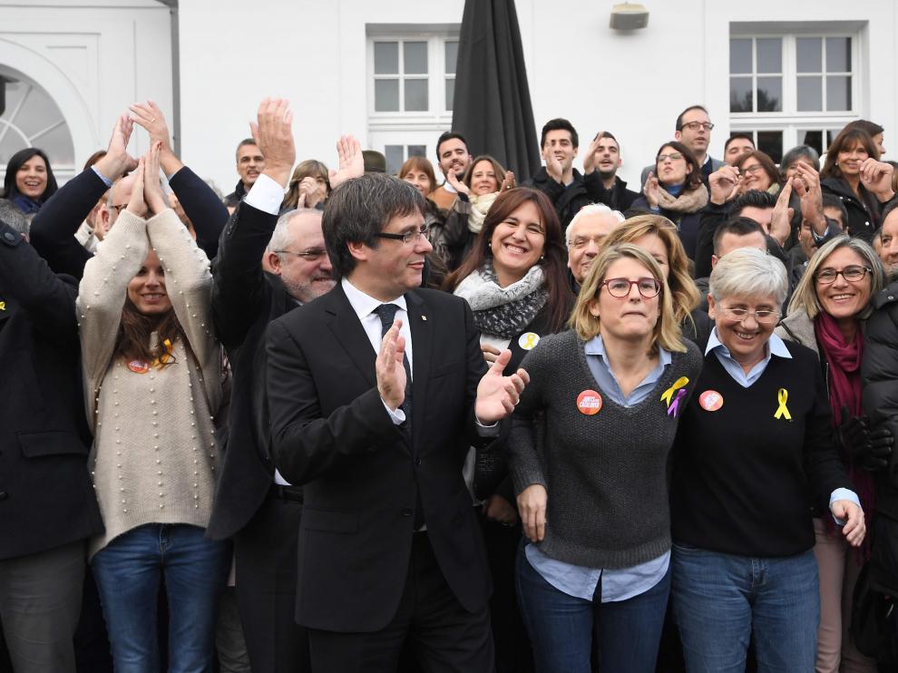 Puigdemont con miembros de su candidatura, este sábado en Brujas.