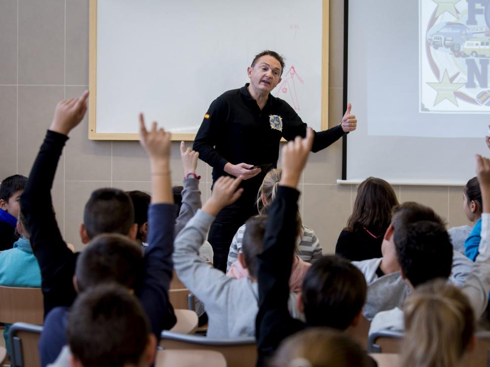 Fernando Pérez, de la asociación Fony, durante la charla que dio hace unos días en un colegio de Cuarte de Huerva.