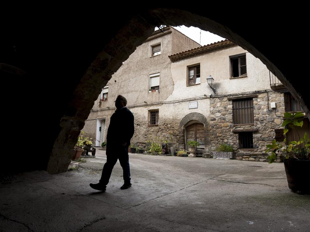 Curro Fatás en la entrada del castillo de Añón, cuya instalación hostelera gestiona en la actualidad.
