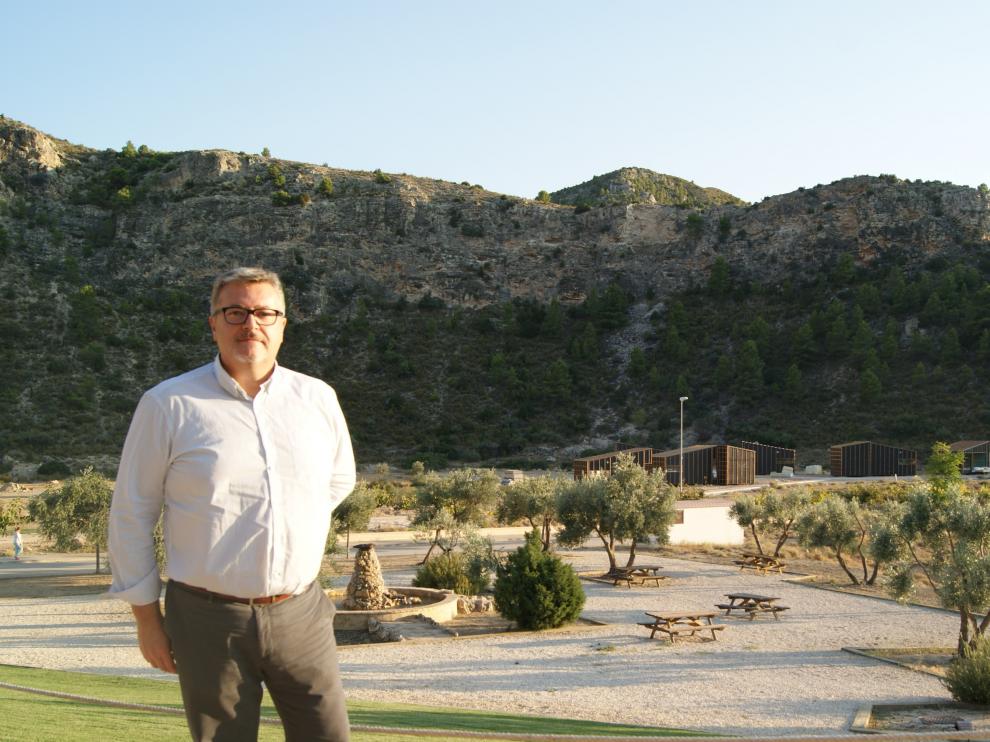 El gerente del Balneario de Ariño, Pedro Villanueva, junto a las nuevas cabañas.