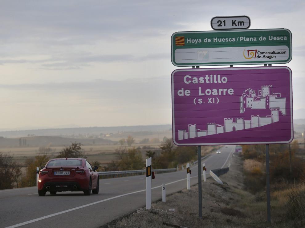 Una de las dos únicas señales indicativas del castillo de Loarre, ubicadas en la A-132.
