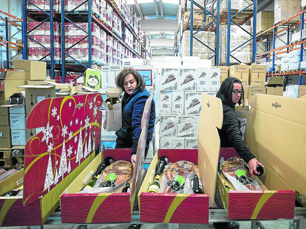 Dos empleadas de Cestalia preparan lotes de productos para esta Navidad.