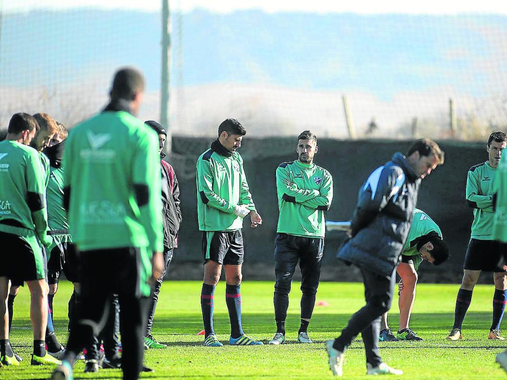 Los jugadores del Huesca en un entrenamiento en el campo del instituto Montearagón.