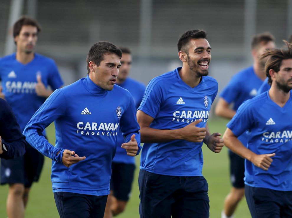 Alberto Zapater y Borja Iglesias, en un entrenamiento del Real Zaragoza.