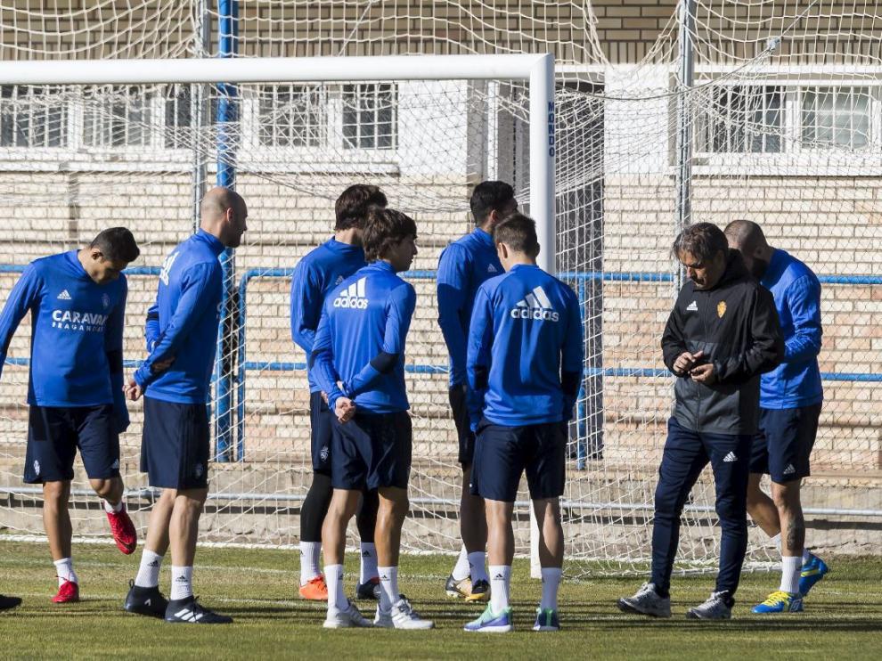 Natxo González y parte de la plantilla al inicio de un entrenamiento de la pasada semana.