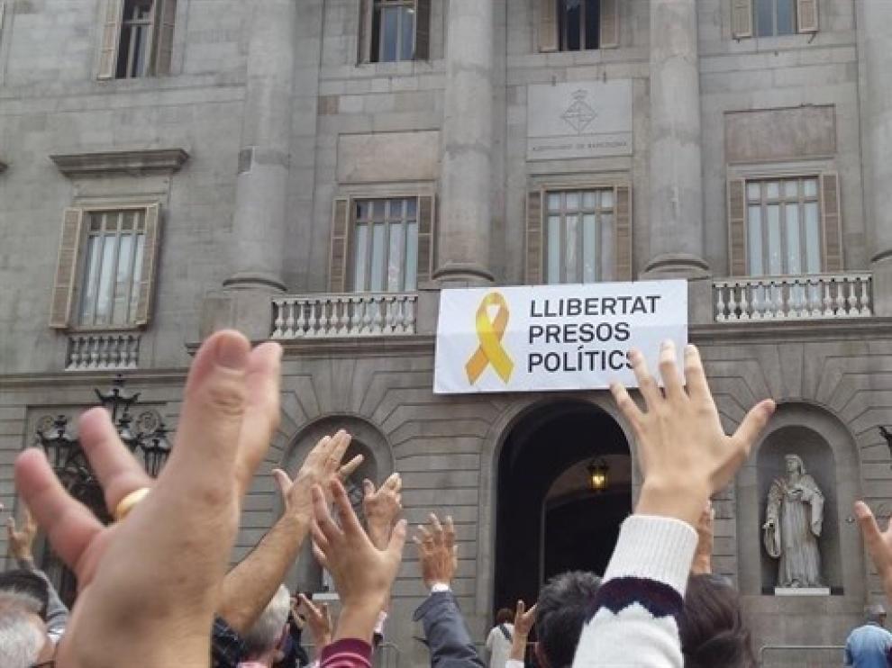 Pancarta que colgaba del balcón del Ayuntamiento de Barcelona