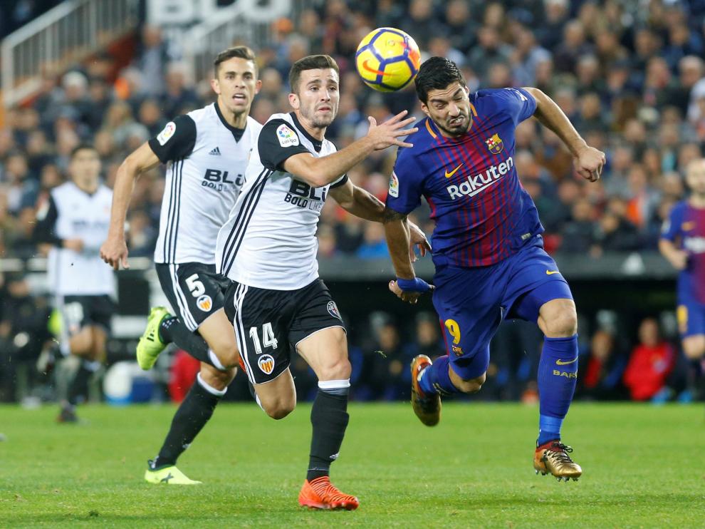 José Gaya y Luis Suárez pelean un balón en un vibrante Valencia - FC Barcelona