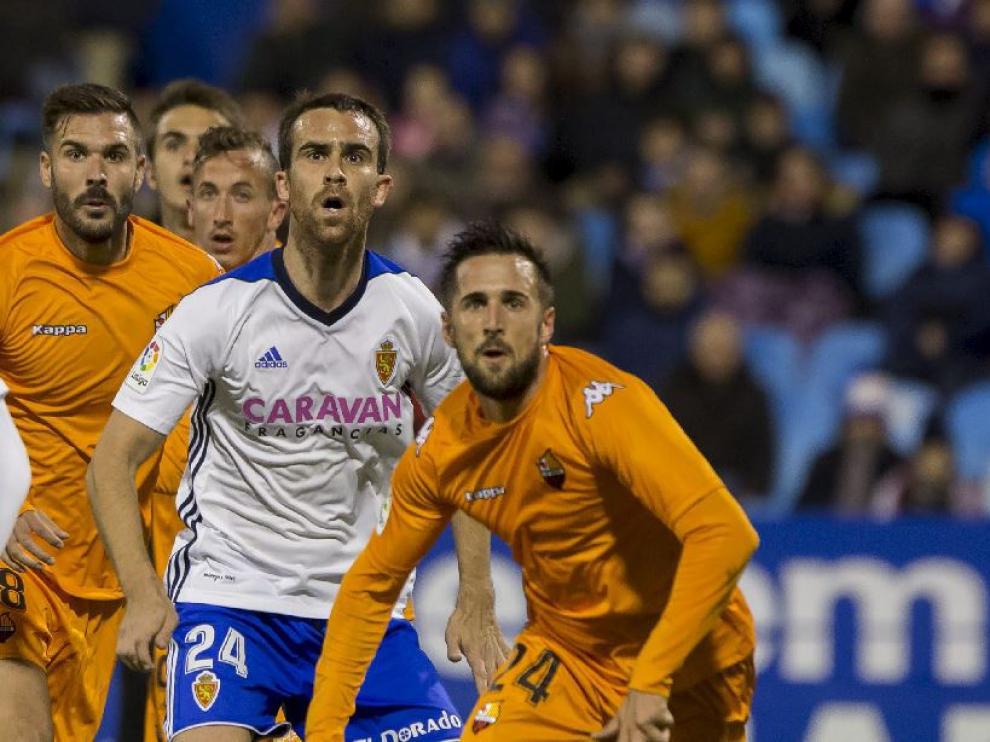 Mikel González, junto a Miramón, en un lance del Real Zaragoza-Reus del pasado sábado, antes de caer lesionado.