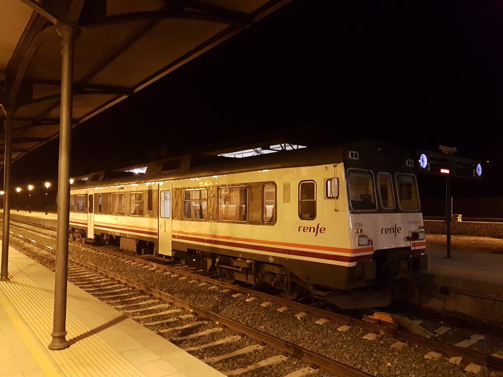 Los 'tamagotchi' circulan casi a diario entre Teruel y Zaragoza. El de la fotografía llegó a la estación de la capital mudéjar la noche del pasado viernes