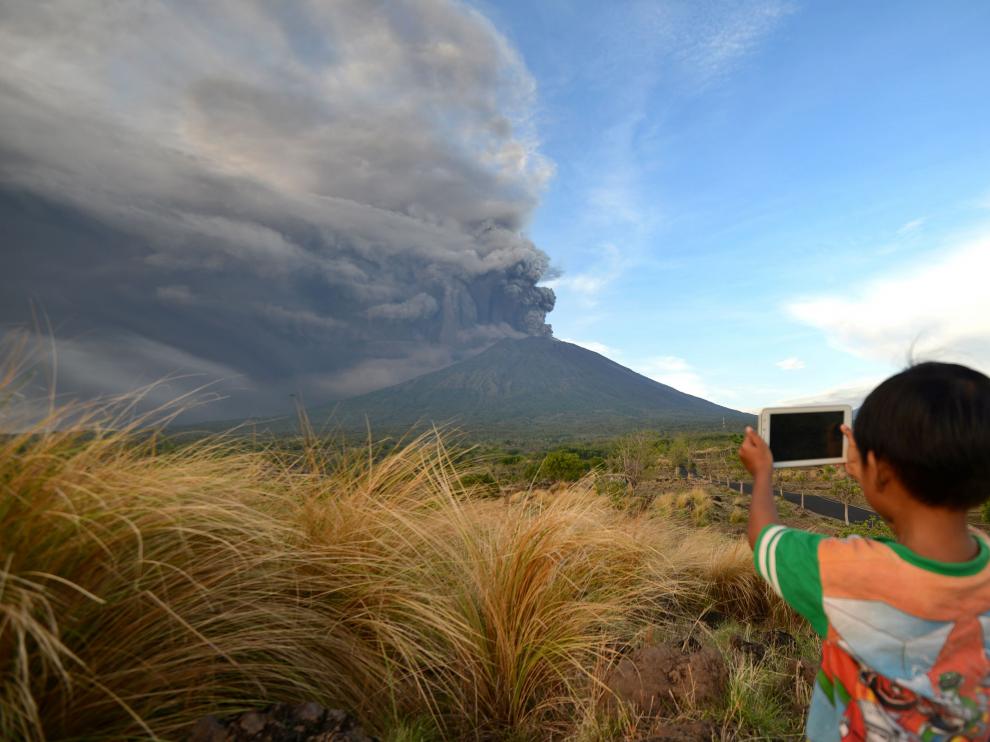 Un niño fotografía el volcán