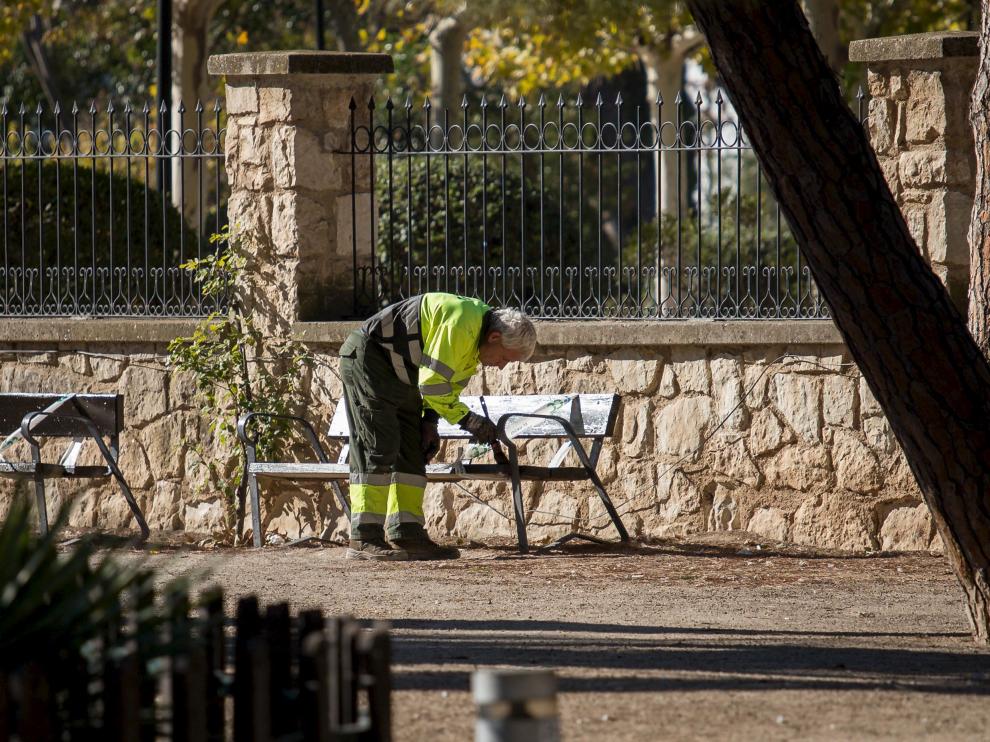 Un trabajador de FCC, haciendo labores de mantenimiento en el parque Grande