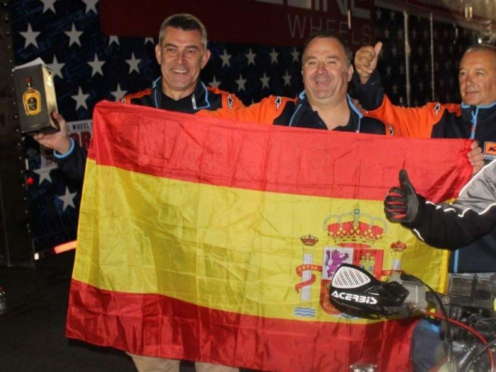 Miguel Ángel Arranz (encima del quad) se lanzó a la aventura acompañado desde Zaragoza por Roberto Arellano , José Luis Martín y José Miguel Molinos (detrás de izquierda a derecha). En la imagen también está Pedro Magnaleno, responsable del equipo mexicano P&M Racing.